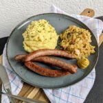 Rostbratwurst, Kartoffelpüree und Bayrisch Kraut